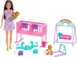 Barbie Muñeca Skipper Canguro de Gemelos con Vestido Morado de Corazones, Cuna, Columpio y Accesorios de Juego para bebés, Juguete +4 años (
